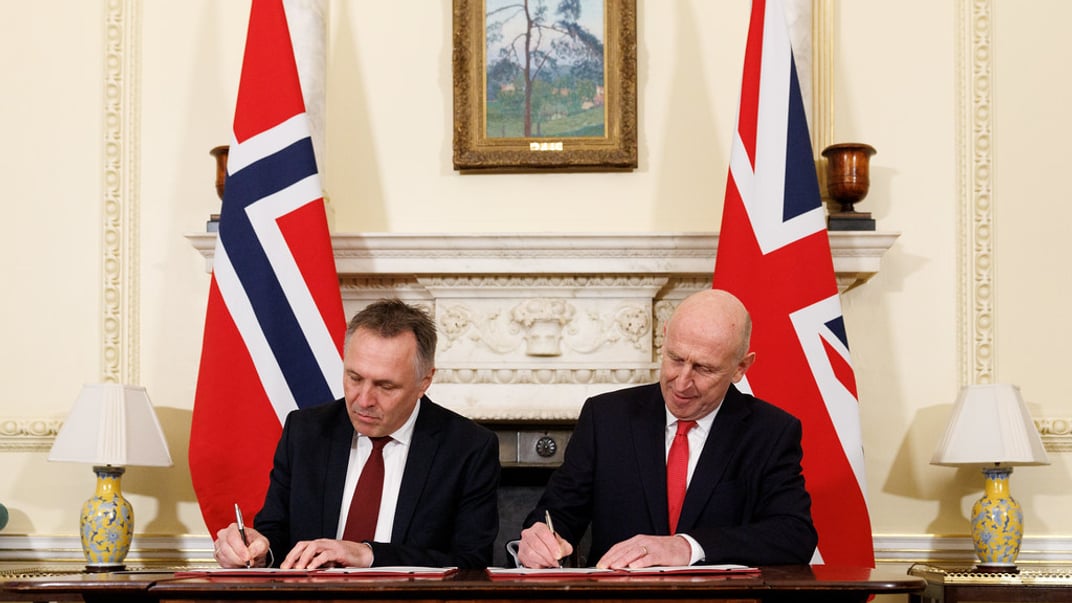 Міністри оборони Норвегії та Великої Британії підписують угоду «Лунна-Хауз»