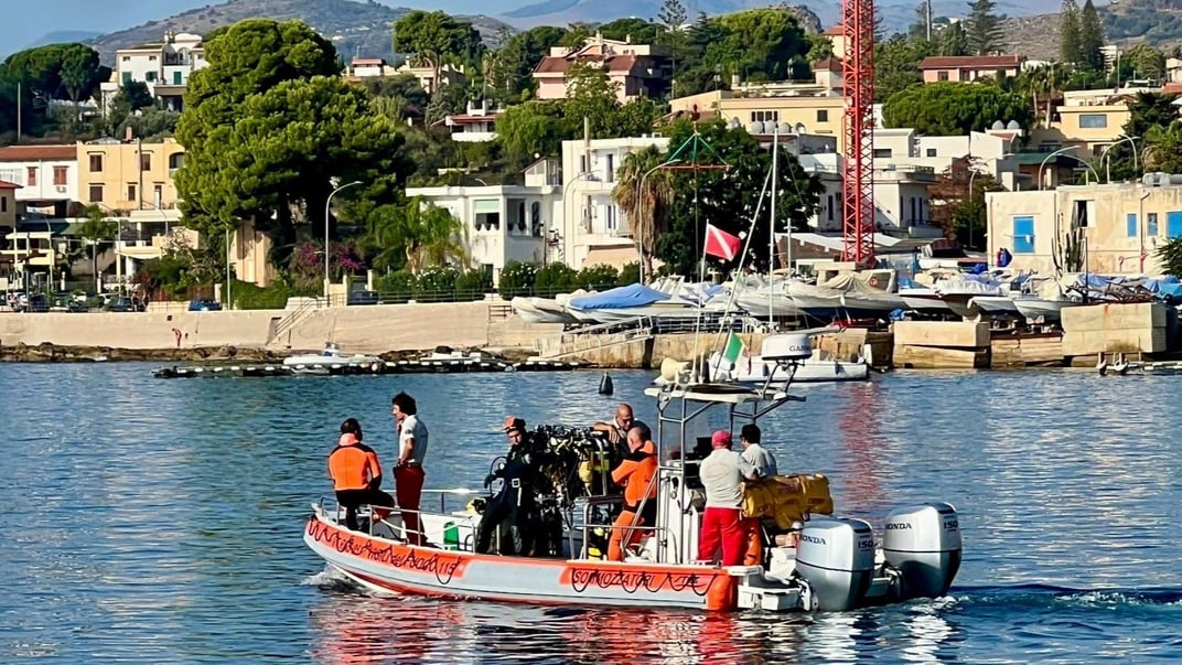 Водолазы отправляются на поиски последнего человека, пропавшего без вести после затопления супер яхты Bayesian, 23 августа 2024 года