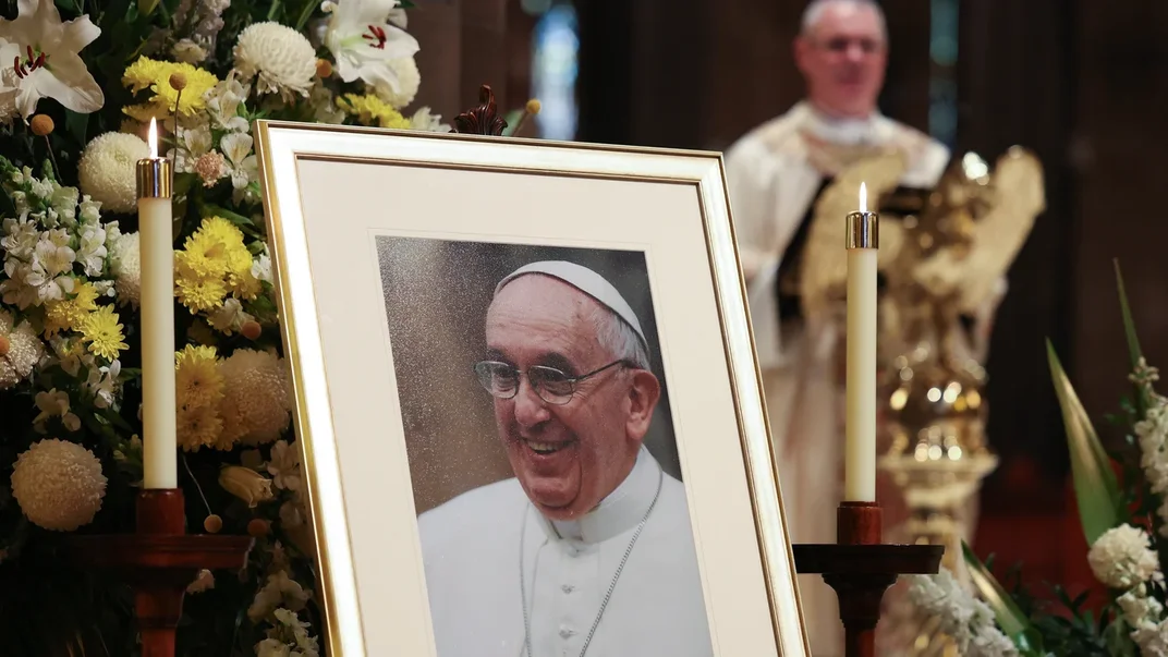 Фото Папи Франциска виставлене ​​під час меси в соборі Святого Патріка в Мельбурні, 22 квітня 2025 року