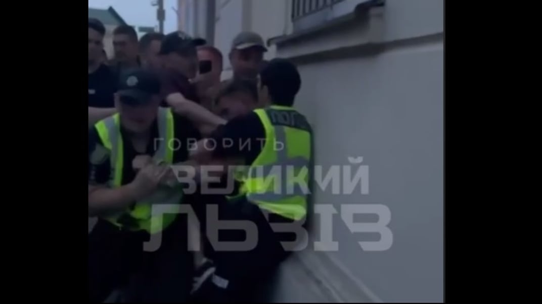 БЕБ заявило про напад на слідчих на тютюновій фабриці. Там стверджують про блокування роботи