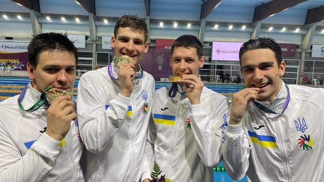 Украинские дефлимпийцы, получившие золотые медали в эстафете по плаванию