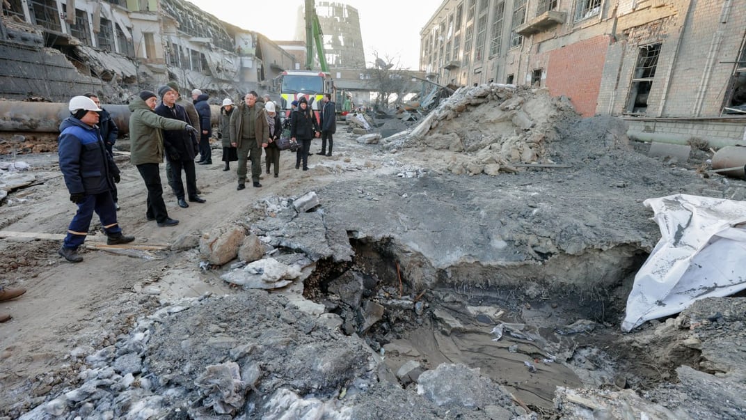 Міністр енергетики Денис Шмигаль показує генсеку НАТО Марку Рютте одну з київських ТЕЦ, яку росія атакувала уночі проти 3 лютого