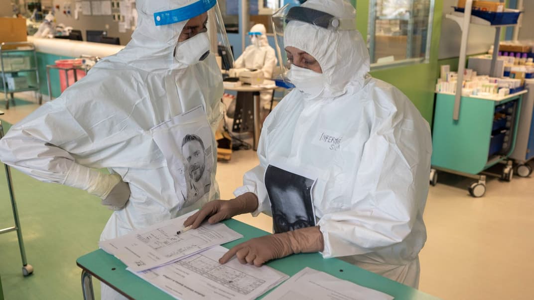 Врачи и медсестры посещают пациентов с COVID-19 в отделении интенсивной терапии, Прато, Италия, 27 ноября 2020 года