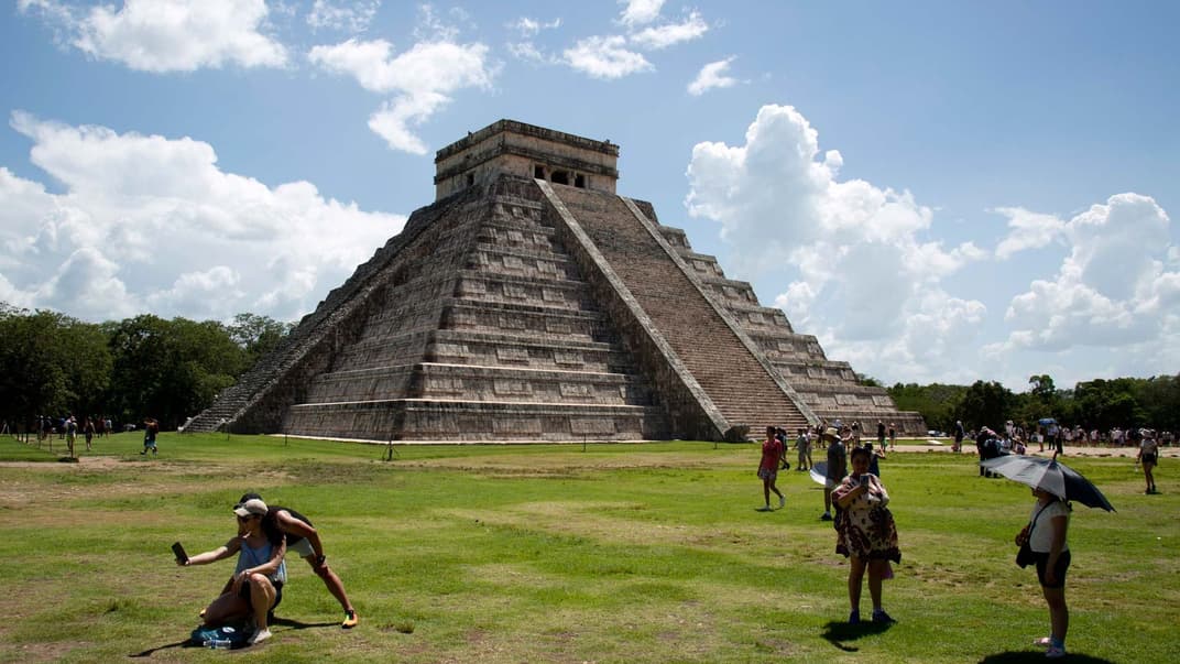 Туристы возле руин храма майя в Чичен-Ице на полуострове Юкатан в Мексике, 3 августа 2018 года