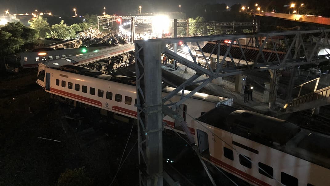 На Тайвані пасажирський поїзд зійшов з рейок, внаслідок чого щонайменше 17 людей загинули