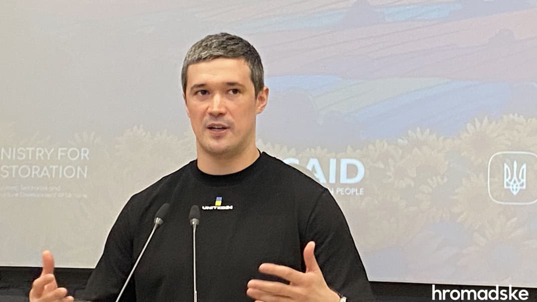 Міністр цифрової трансформації Михайло Федоров під час пресбрифінгу у Бучі, 19 липня 2023 року