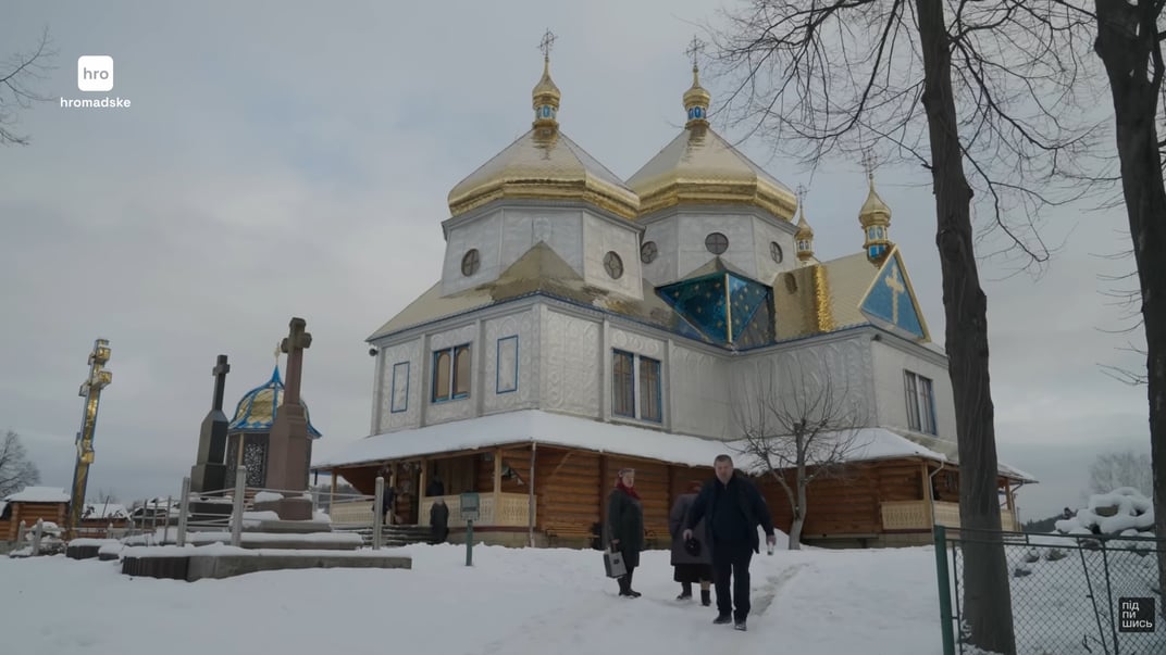 Храм святих апостолів Петра і Павла у селі Космач