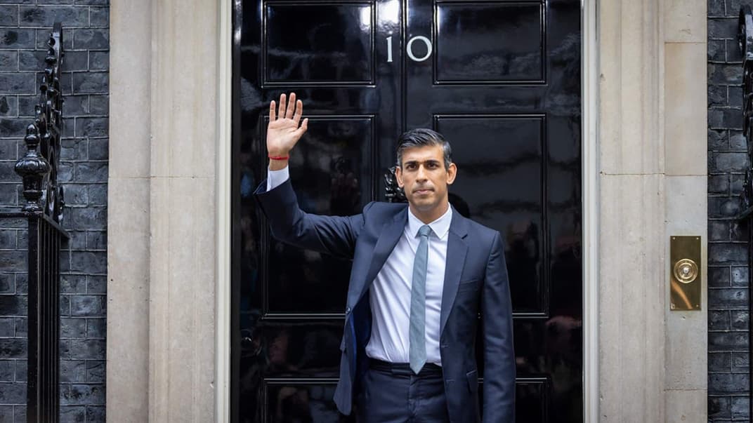 Премьер-министр Великобритании Риши Сунак возле своей официальной резиденции на Даунинг-стрит, 25 октября 2022 года