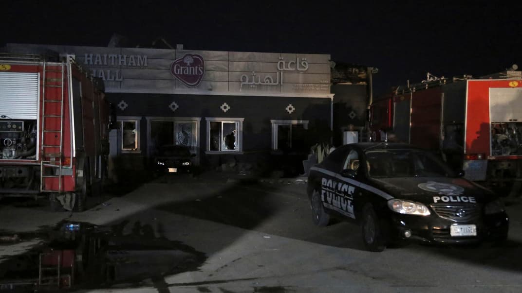 Правоохоронці збираються на місці пожежі в районі Хамданія, Ірак, 27 вересня 2023 року