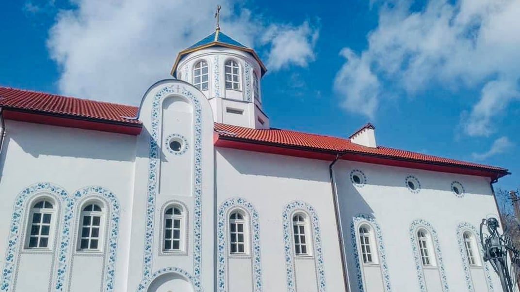 Храм святого Петра Могилы и собор Успения Пресвятой Богородицы в Мариуполе