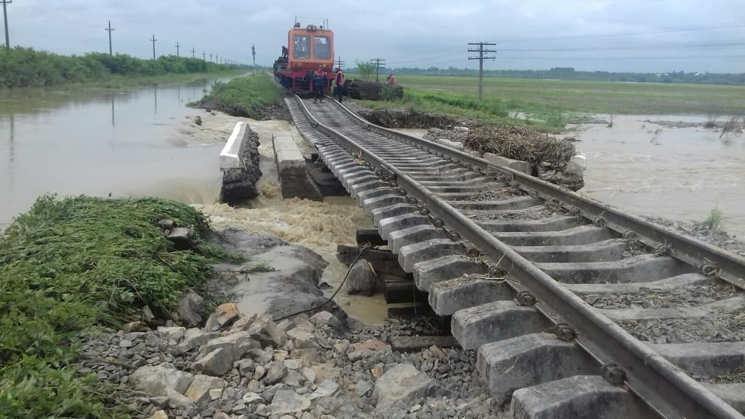 На Прикарпатье железнодорожники восстанавливают пути, поврежденные паводками, 25 июня 2020 года