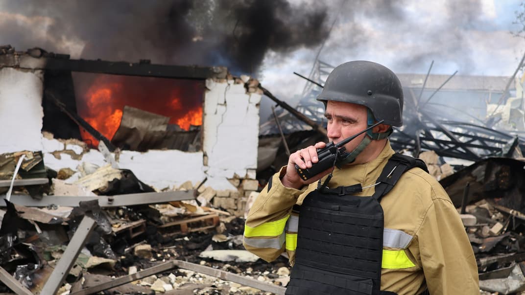 Спасатели работают на месте российского обстрела в Николаеве, 15 мая 2024 года