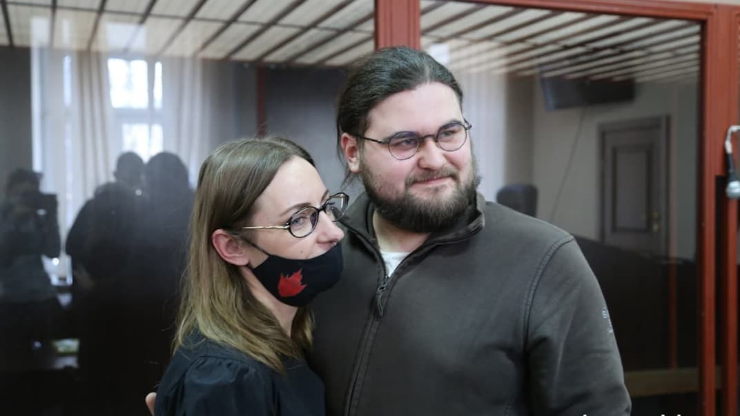 Підозрюваний Владислав Гранецький-Стафійчук (Сорд) разом із дружиною Вікторією Гранецькою у Печерському суді Києва, 23 березня 2021 року