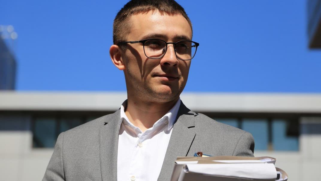 Активист Сергей Стерненко возле здания Киевского апелляционного суда, в Киеве, 26 июня 2020 года