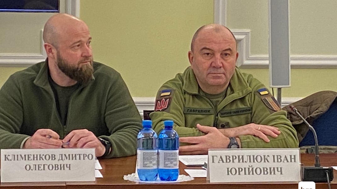 Заступники міністра оборони Дмитро Кліменков (ліворуч) та Іван Гаврилюк на засіданні парламентського Комітету із питань антикорупційної політики, Київ, 16 січня 2024 року