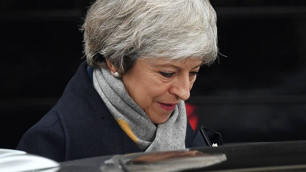 Премьер-министр Великобритании Тереза Мэй выходит из своей официальной резиденции на Даунинг-стрит в Лондоне, 15 января 2019 г.