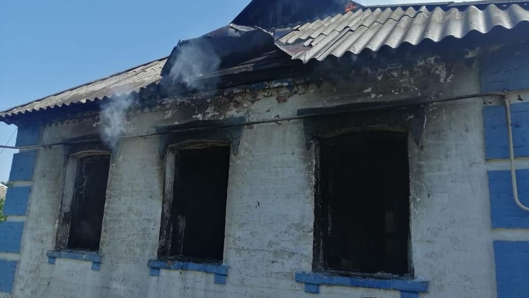Пошкоджена будівля внаслідок обстрілів