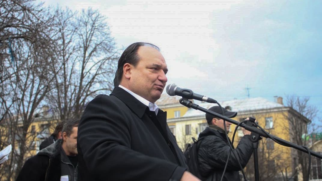 Народный депутат от «Партии регионов» Владимир Струк выступает во время пророссийского митинга под лозунгом «Ни шагу назад» возле памятника Тарасу Шевченко в Луганске, 5 марта 2014 года