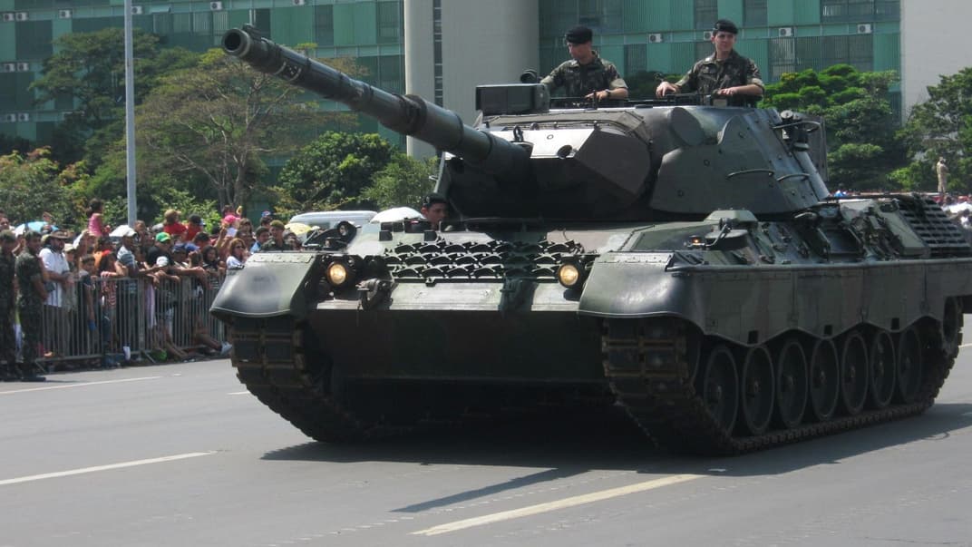 Бразильский Leopard 1 во время военного парада, 7 сентября 2009 года