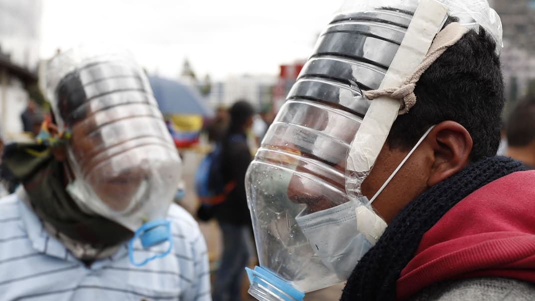 Люди використовують саморобні протигази під час протистоянь з поліцією у Кіто, Еквадор, 10 жовтня 2019 року