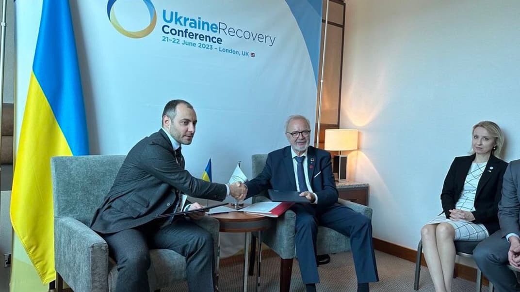 Вице-премьер-министр по восстановлению Украины Александр Кубраков и президент ЕИБ Вернер Хойер подписали Меморандум о взаимопонимании по сотрудничеству в проектах восстановления Украины на полях Лондонской конференции