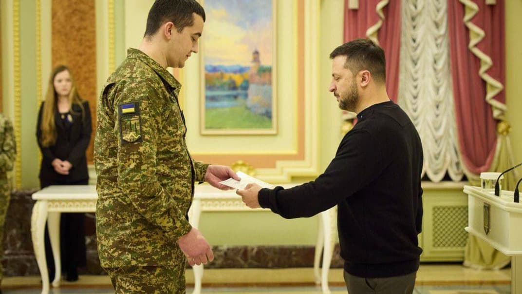 Президент Владимир Зеленский вручает сертификат на квартиру Герою Украины из Прикарпатья Роману Гломбе, 5 декабря 2023 года