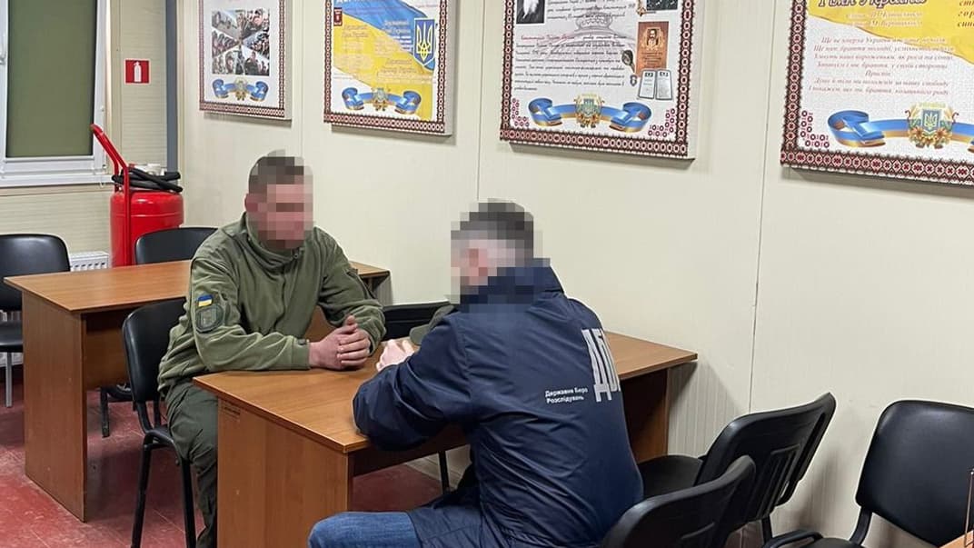 Вручення підозри офіцерові