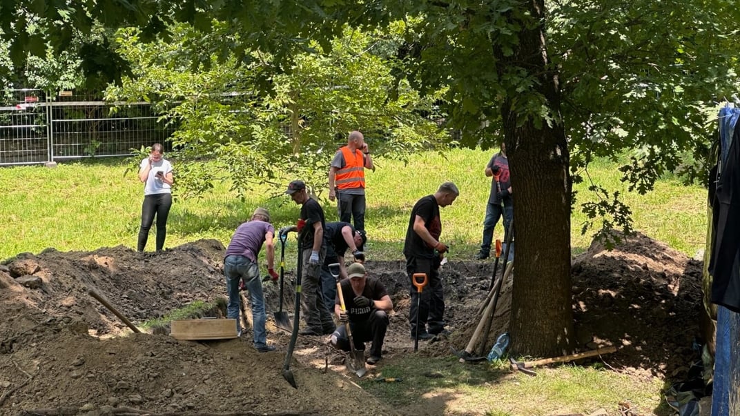 Територія колишнього цвинтаря у Львові, де триває ексгумація