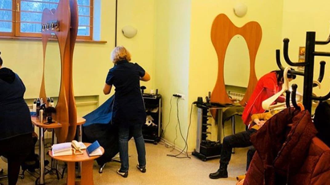 У будівлі Кабінету міністрів закрили перукарню