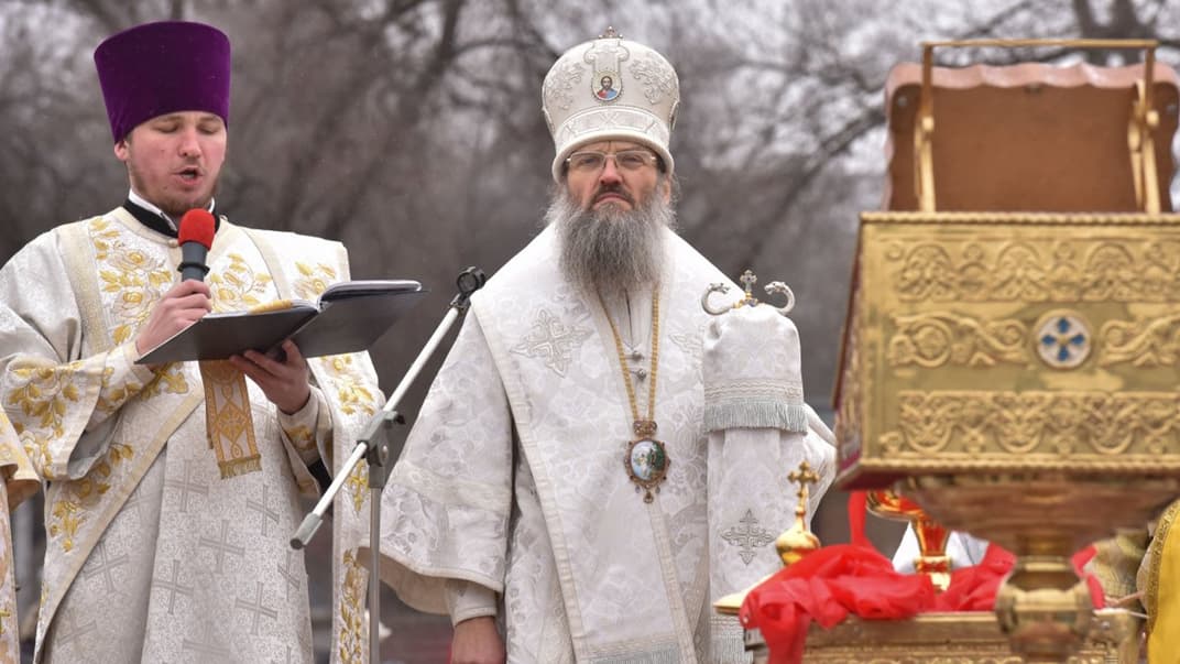 Митрополит Запорізький і Мелітопольський УПЦ МП Лука (праворуч) під час служби у християнське свято Водохреща, Запоріжжя, 19 січня 2018 року