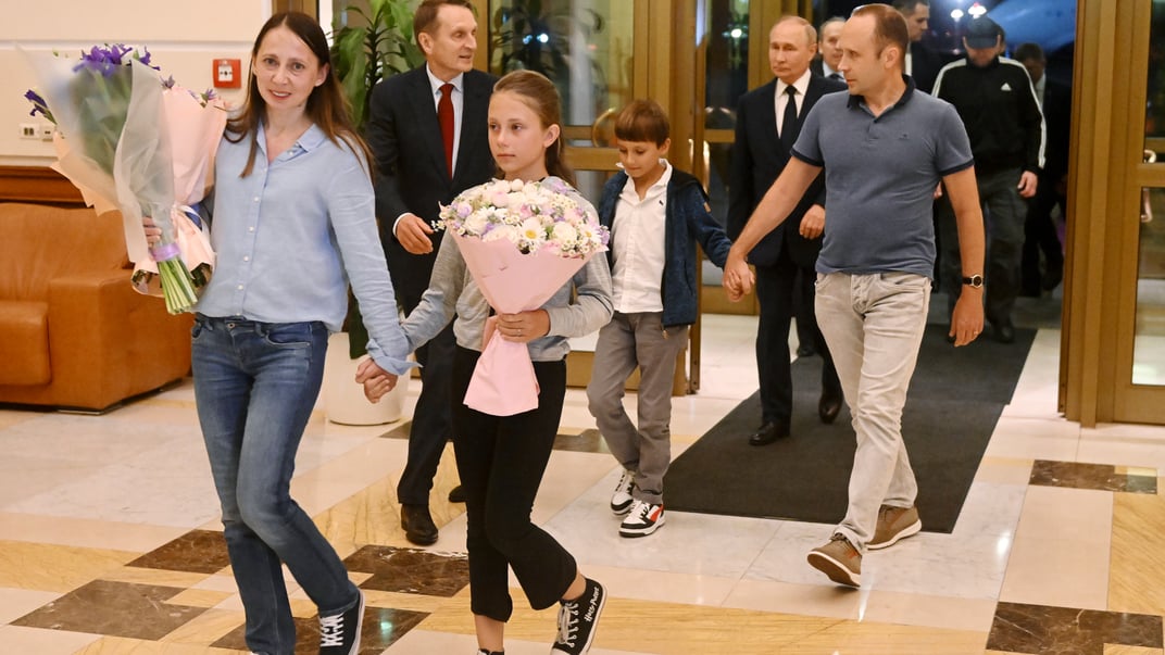 Анна та Артем Дульцеви ведуть своїх дітей у супроводі президент рф володимира путіна та голови Служби зовнішньої розвідки росії сергія наришкіна, 1 серпня 2024 року