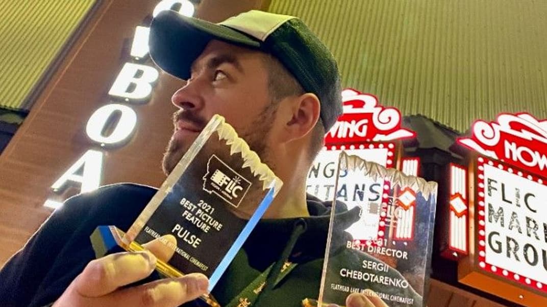 Режисер фільму «Пульс» Сергій Чеботаренко з нагородами фестивалю FLIC