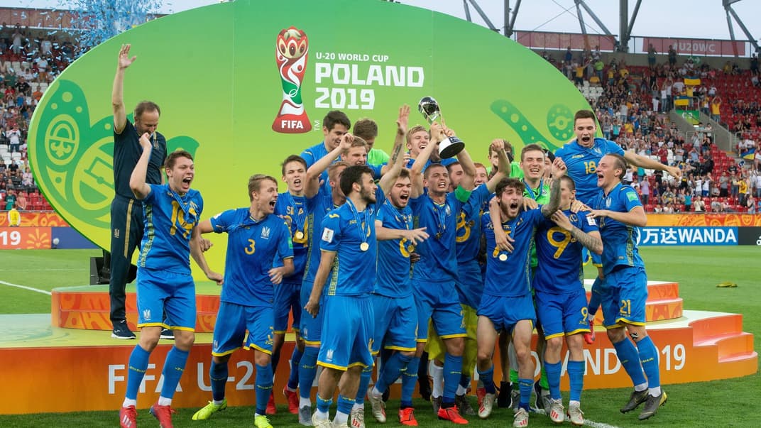 Гравці збірної України U-20 з кубком світу з футболу, Лодзь, Польща, 15 червня 2019 року