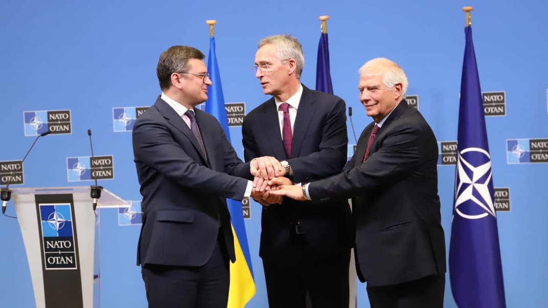 Міністр закордонних справ України Дмитро Кулеба, генеральний секретар НАТО Єнс Столтенберг та голова дипломатії ЄС Жозеп Боррель