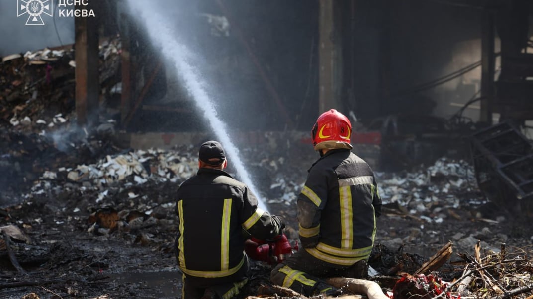 Рятувальники на місці російського удару в Києві 4 липня