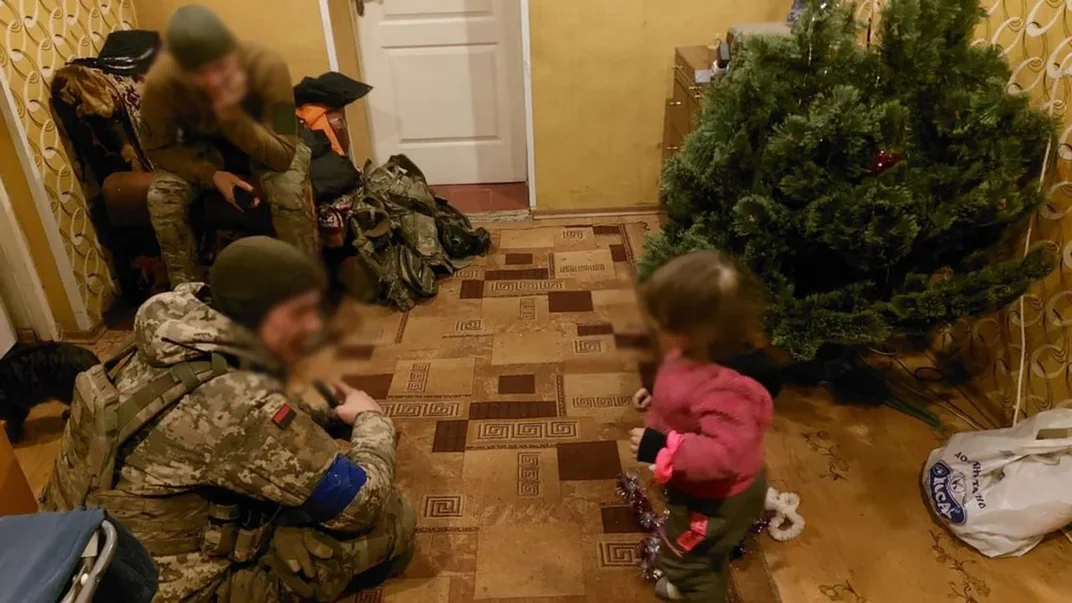 Дворічна дівчинка, яку евакуювали з Купʼянська, з військовими