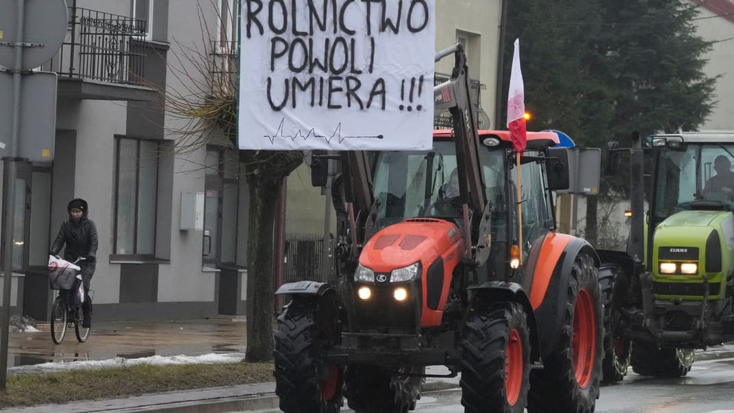 Польские фермеры во время протеста 24 января. Надпись на плакате означает «Сельское хозяйство медленно умирает»