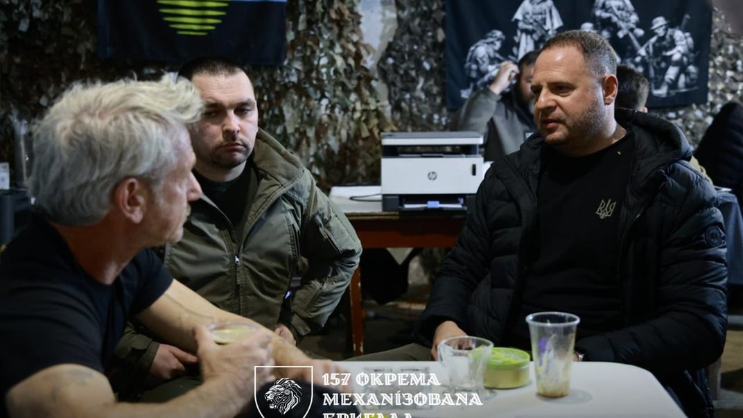 Американський актор Шон Пенн з ексголовою Офісу президента Андрієм Єрмаком на Донеччині