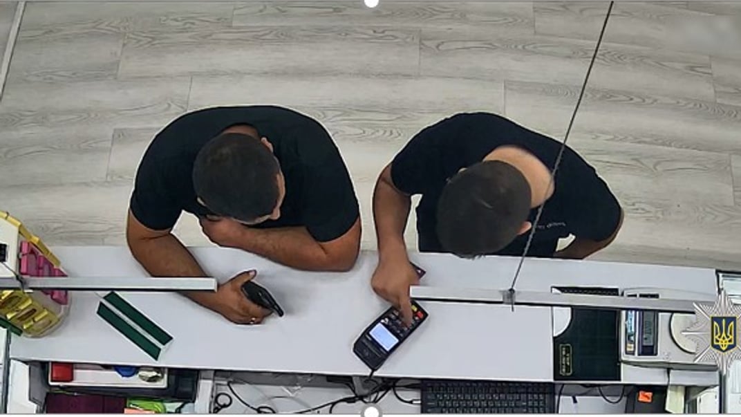 Підозрювані розплачуються карткою