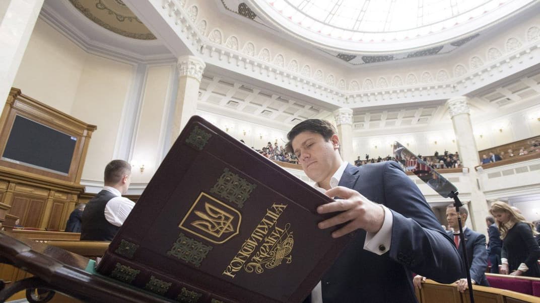 Конституция Украины во время заседания Верховной Рады, Киев, 6 сентября 2016 года