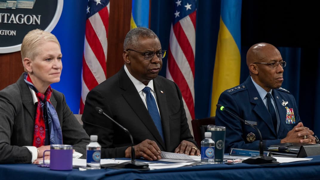Министр обороны США Ллойд Остин во время заседания 17-го «Рамштайна»