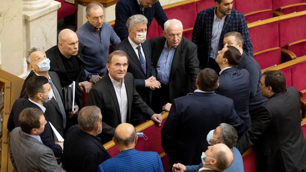 Народні депутати від фракції «Опозиційна платформа — За життя» під час засідання Верховної Ради України, в Києві, 3 лютого 2021 року. У фракції «Опозиційна платформа — За життя» заявили, що ініціюють процедуру імпічменту президента Володимира Зеленського. 