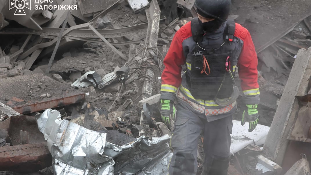 Разбор завалов разрушенного дома в Запорожье