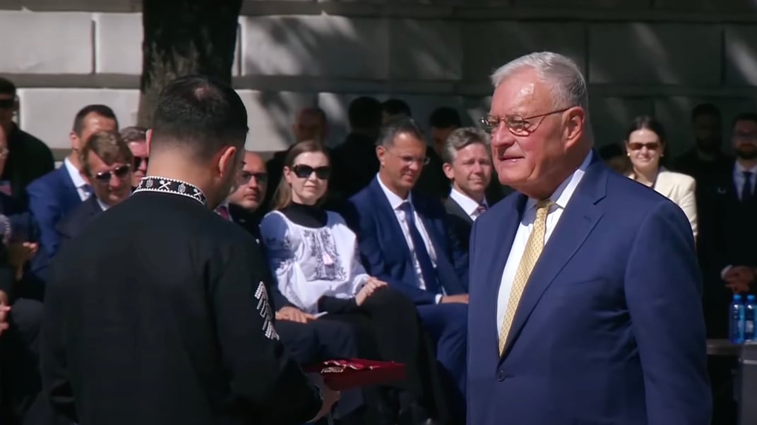 Президент України Володимир Зеленський нагороджує спецпосланця президента США Кіта Келлога орденом «За заслуги»