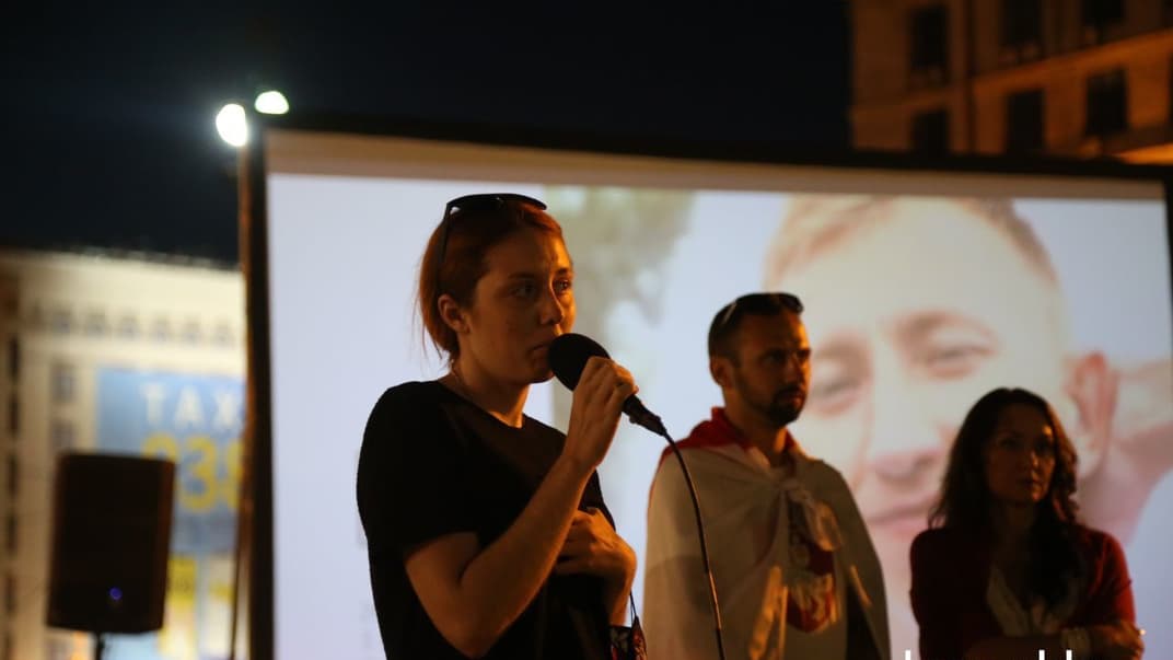 Дівчина загиблого білоруса Віталія Шишова Божена Жолудь на акції його пам'яті на Майдані Незалежності, Київ, 8 серпня 2021 року
