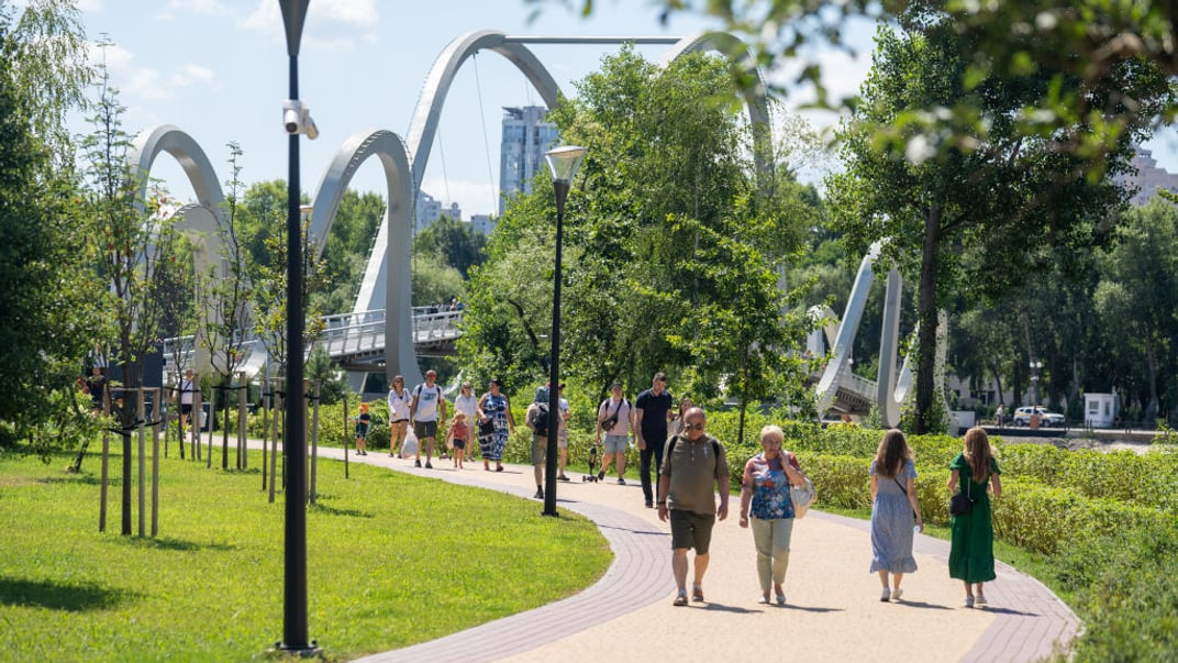 Ілюстративне фото. Люди гуляють у парку «Наталка» в Оболонському районі Києві, липень 2024 року