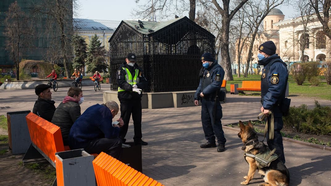 Поліцейські та нацгвардійці патрулюють на Контрактовій площі у Києві, 29 березня 2020 року