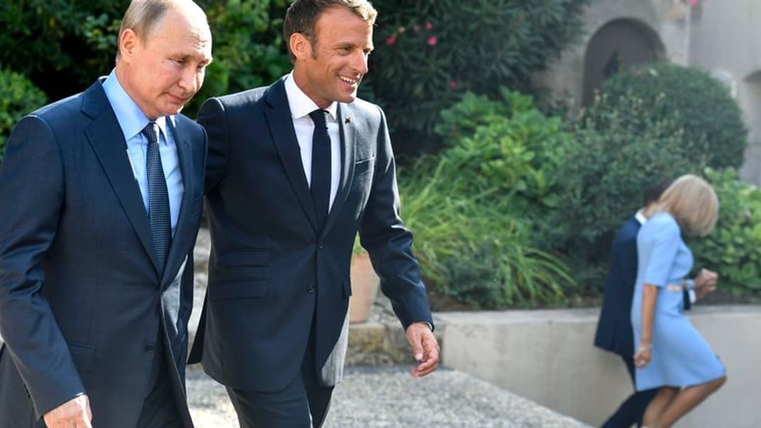 Президент Франции Эммануэль Макрон (справа) и российский президент Владимир Путин во время официальной встречи в форте Брегансон, Франция, 19 августа 2019 год
