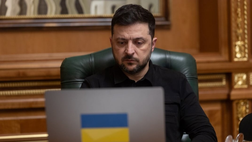 Президент Володимир Зеленський у своєму кабінеті
