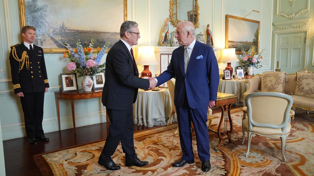 Кир Стармер на аудиенции с королем Чарльзом в Букингемском дворце, 5 июля 2024 года
